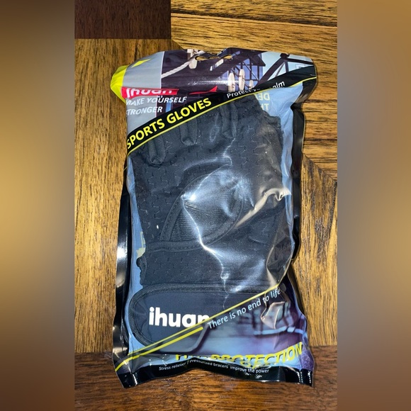 NWT SPORT GLOVES - Picture 1 of 2